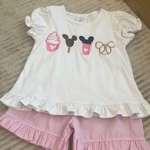 EUC. STITCHY FISH MICKEY SNACKS SHORT SET. SIZE 3T.